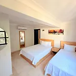 Ados Hotel