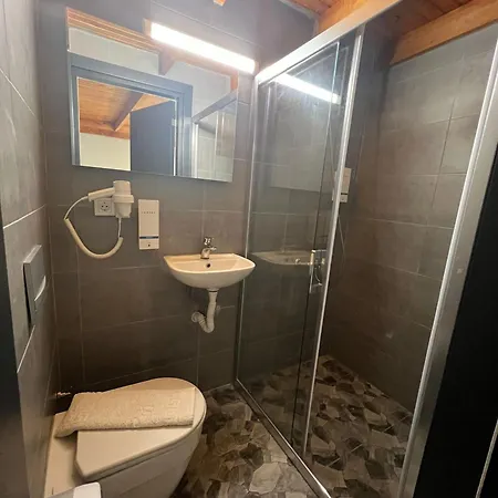 Ados Hotell
