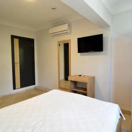 Ados Hotell 2*