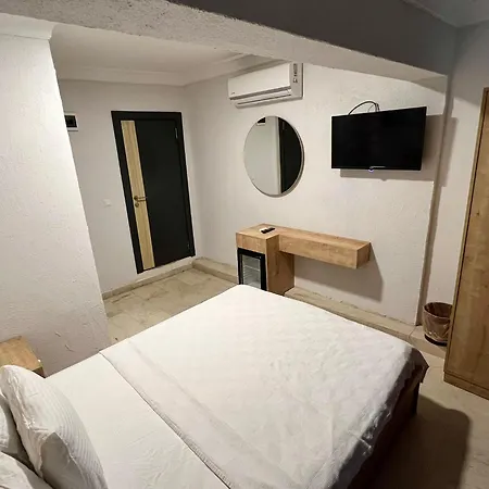 Ados Hotell 2*