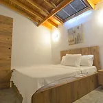 Ados Otel