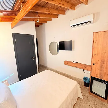 Ados Hotel